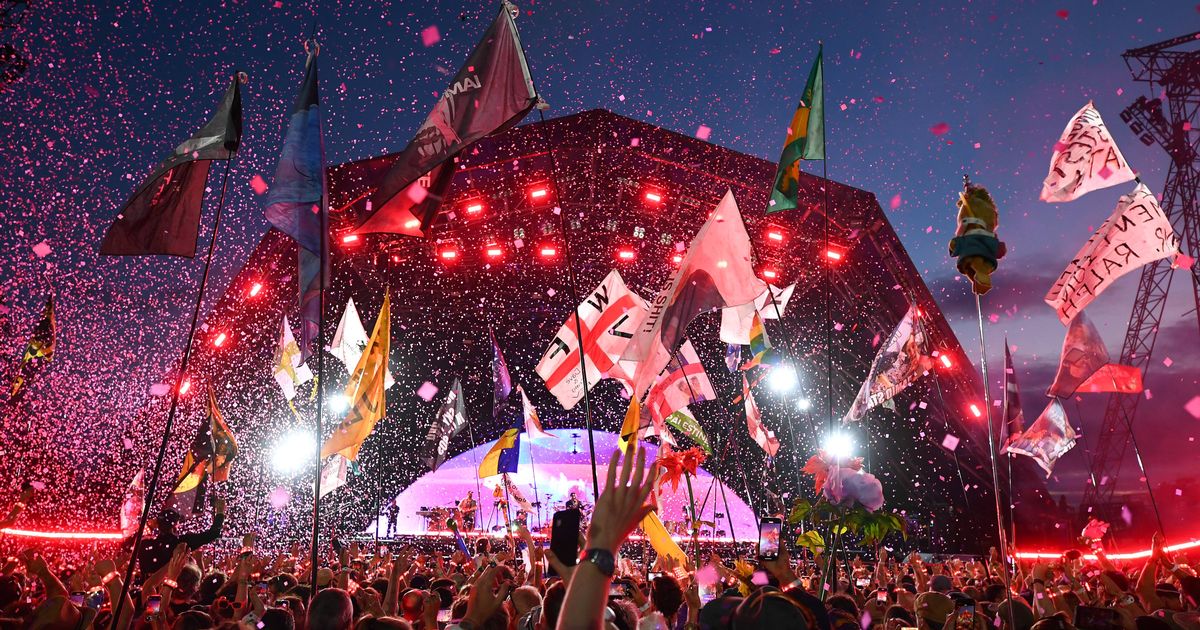 Glastonbury Festival 2025 Zondag headliners, line-up en set Times, en waar te kijken
