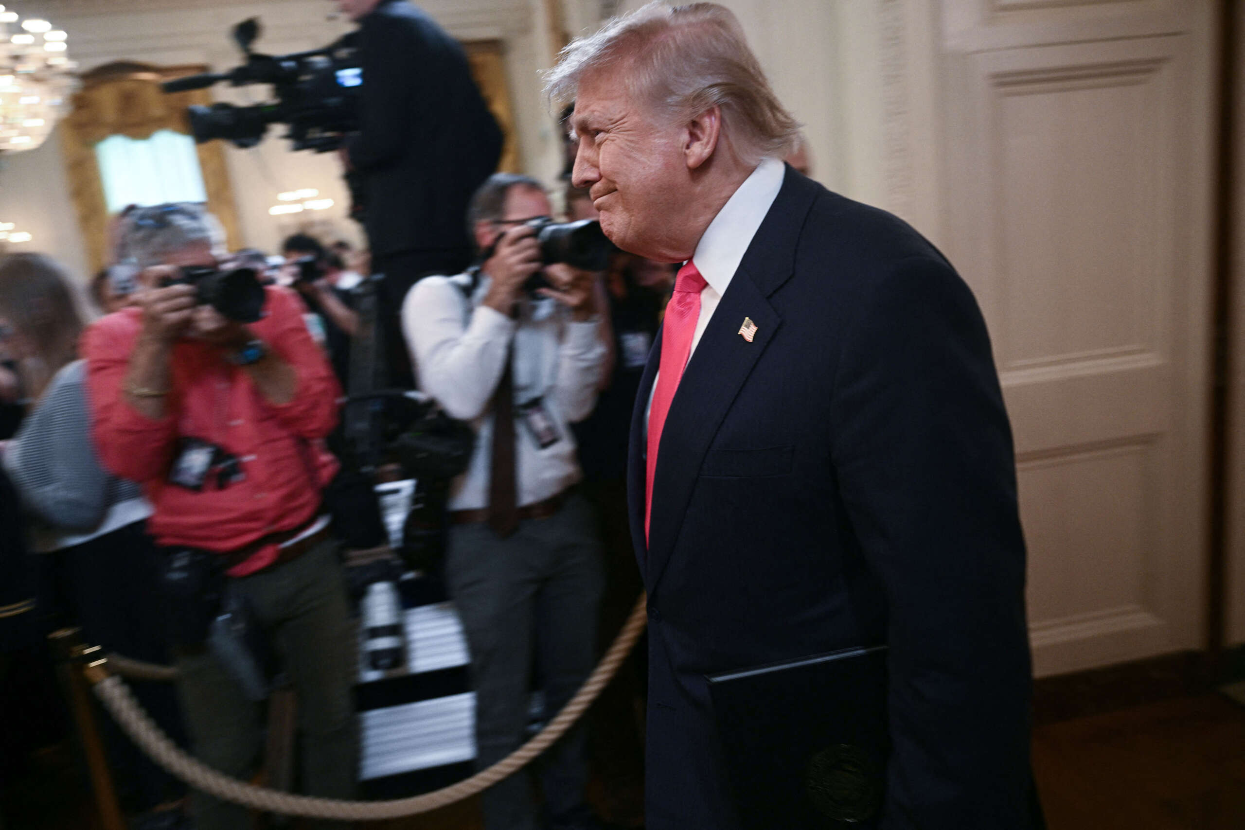 Verschillende peilingen tonen aan dat de goedkeuringsclassificatie van Trump onder water is door dubbele cijfers