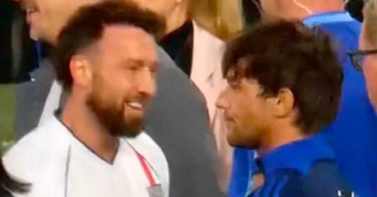 Louis Tomlinson betrapt op de camera die Sam Thompson snubbelt bij voetbalhulp