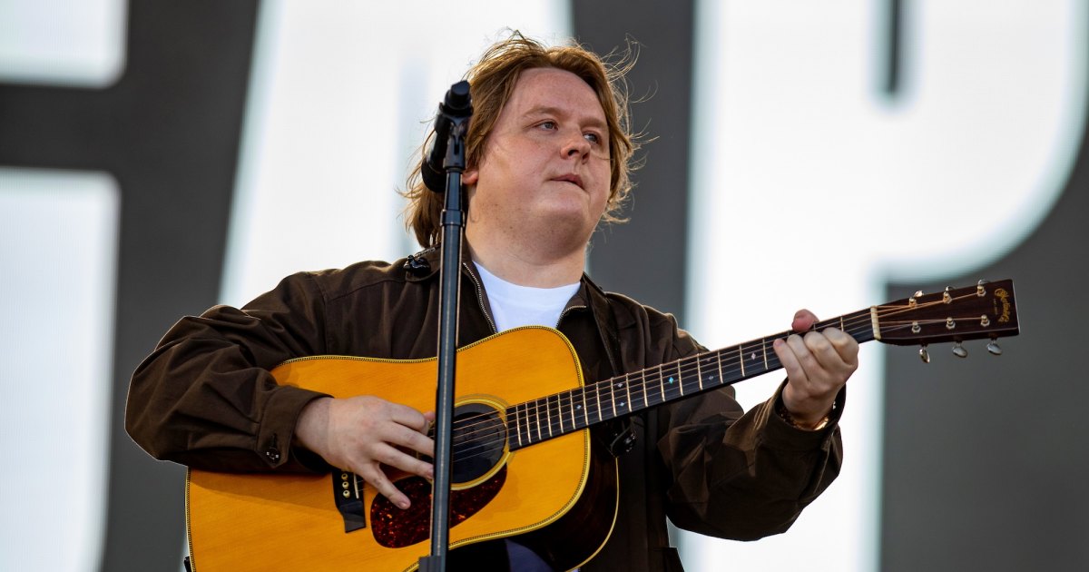 Lewis Capaldi maakt comeback in Glastonbury na 2-jarige onderbreking