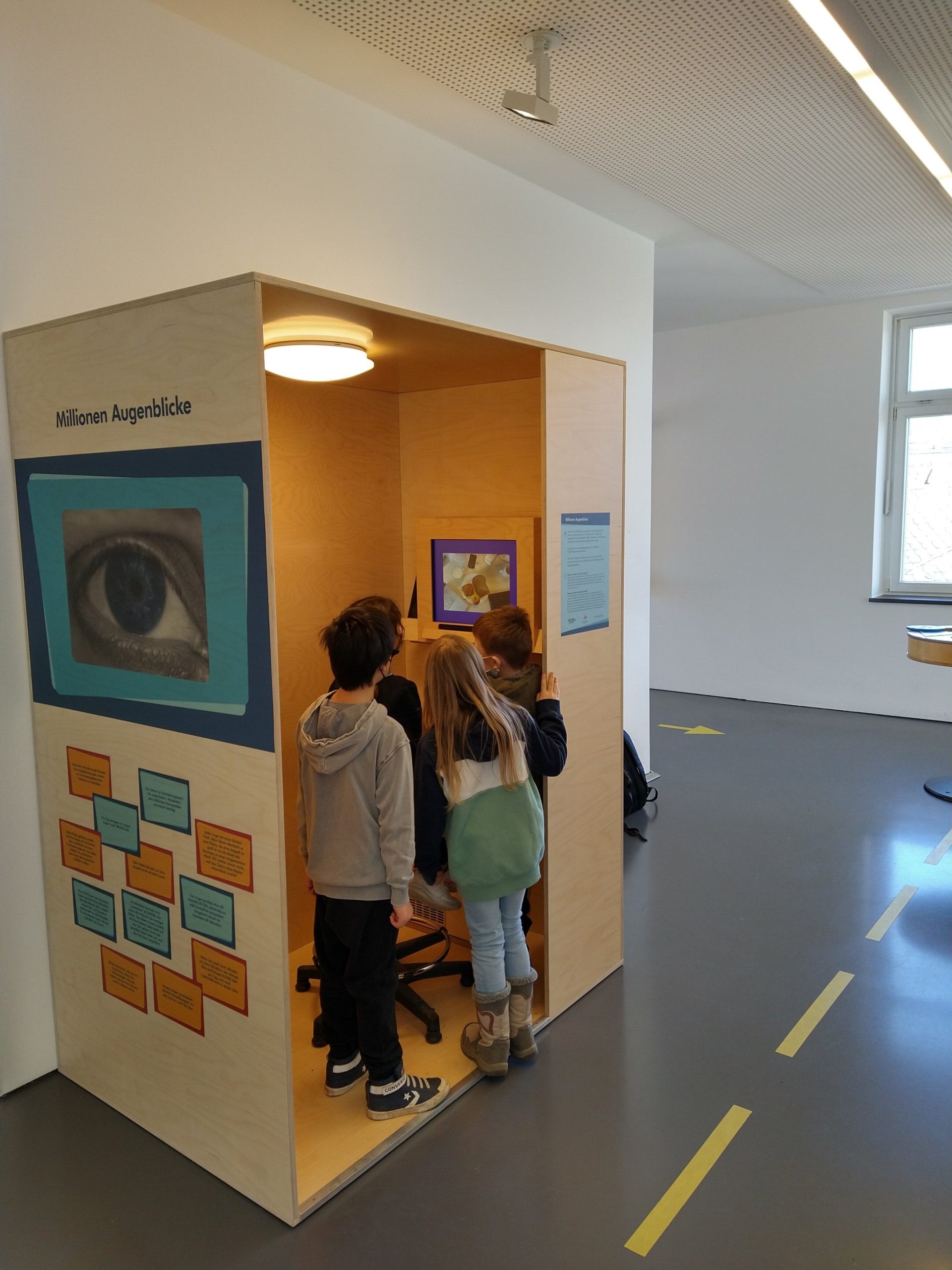 Eye-tracking tentoonstelling helpt de ontwikkeling van de blikgedrag in kaart te brengen in verschillende levensfasen