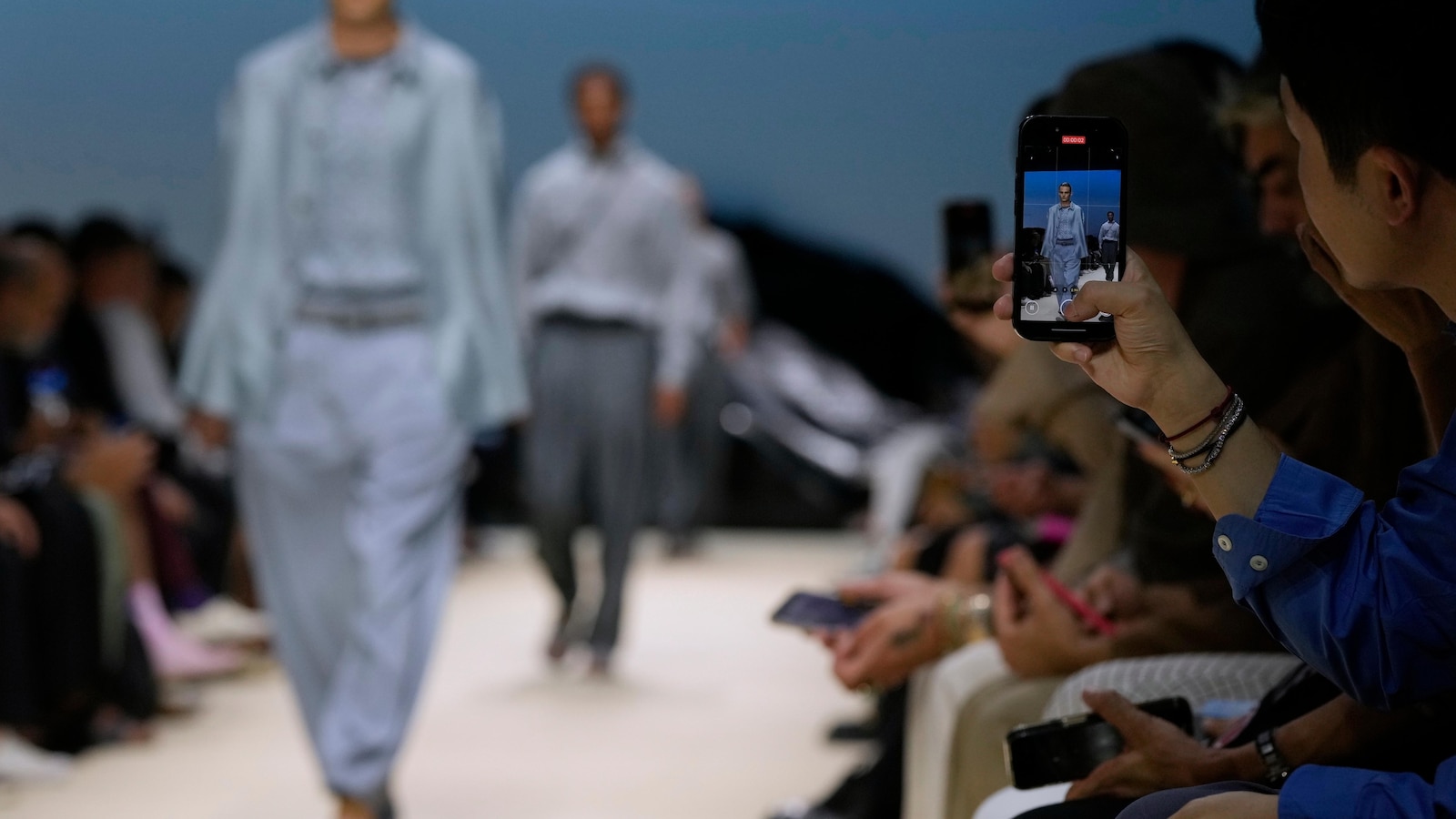 Giorgio Armani mist Milan Fashion Week voor het eerst in 50 jaar, maar zijn ontwerpen schitteren